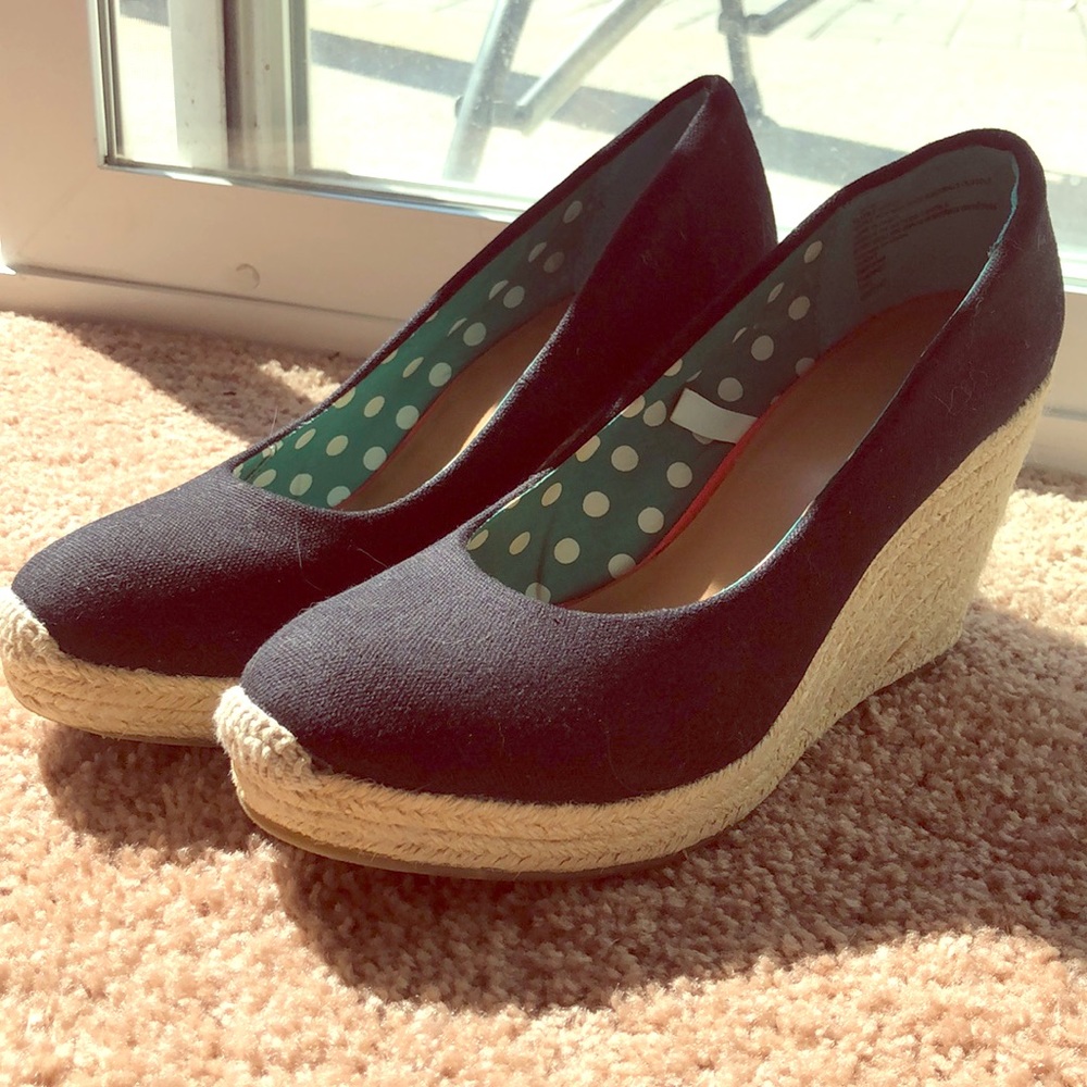 9 1/2 Black wedges with pressed twine details.